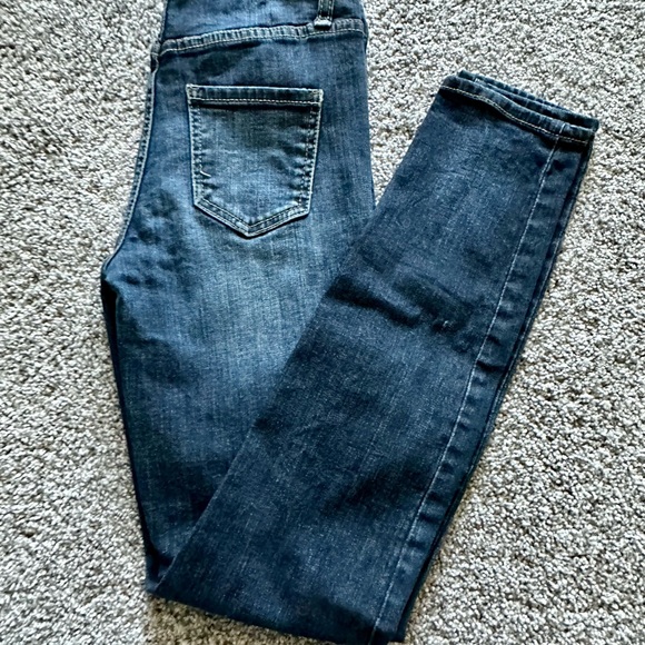 Pistola distressed skinny jeans. Like new. Small tear on knee. Worn 1-2x - Picture 3 of 5